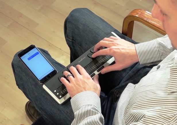 Apple-Microsoft-Google-braille-Smartphonegreece