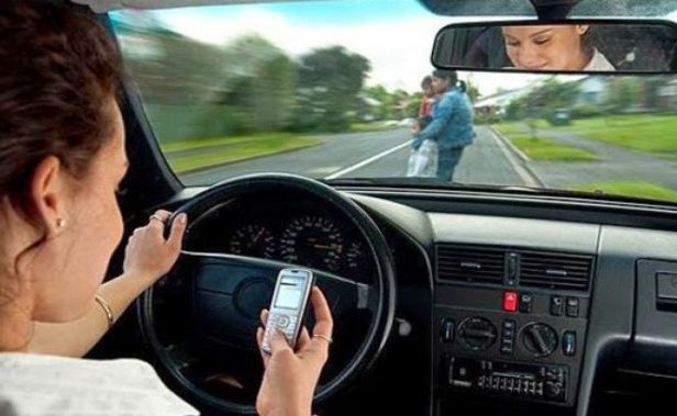 driving-texting-Smartphonegreece