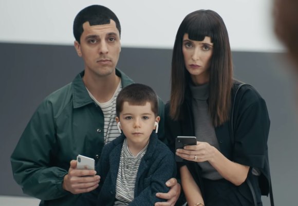 samsung-makes-fun-of-the-notch-Smartphonegreece