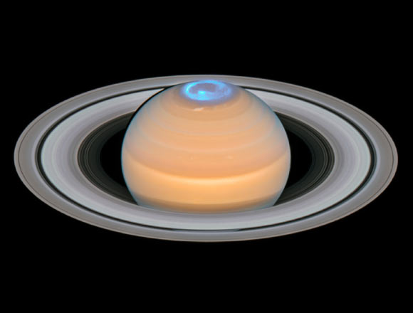2-Saturn-Northern-Aurora-Smartphonegreece
