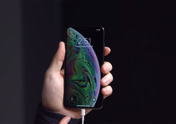 iPhone-XS-Max-XS-charging-issue-Smartphonegreece.jpg