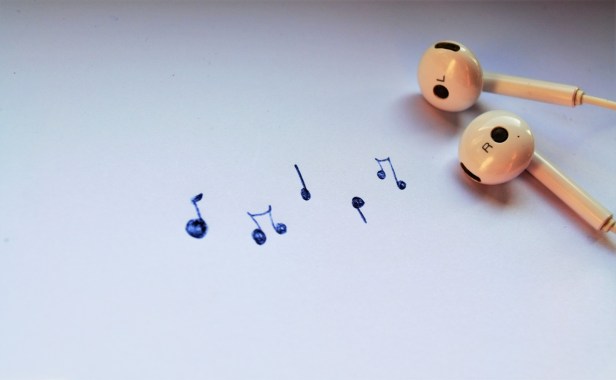 music_macro_closeup_notes_headphones_draw_monday_pleasure-746394