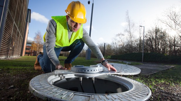 vodafone-4g-5g-manhole-cover-Smartphonegreece