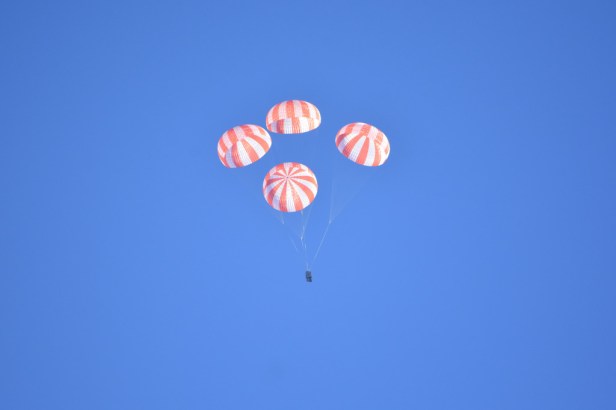 Dragon_parachute_test-1024x683