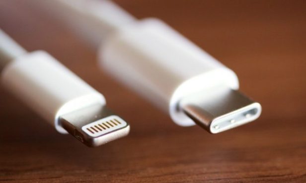 USB-type-c-vs-lightning-Smartphonegreece