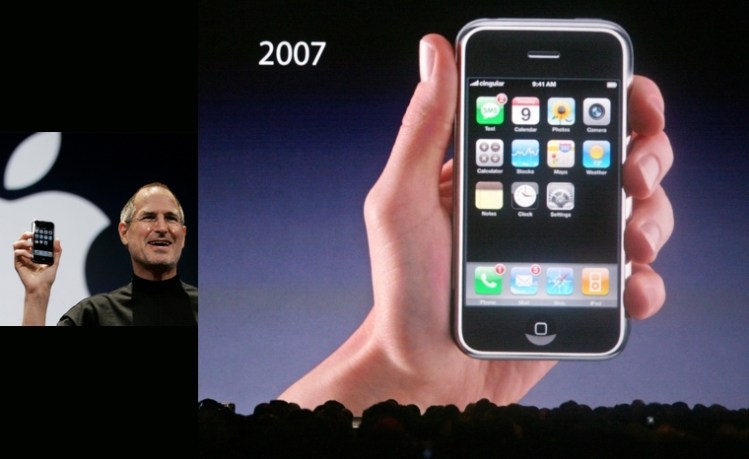 Apple CEO Steve Jobs introduces the new iphone at Macworld in San Francisco Tuesday;January 9,2007(John Green/Bay Area News Group)