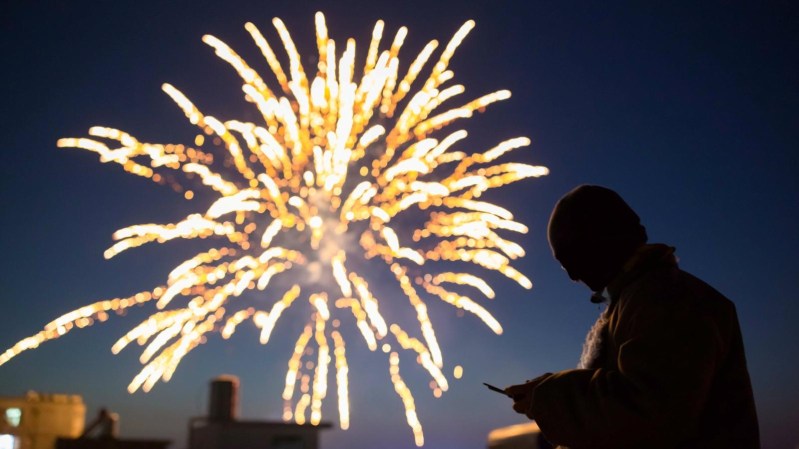 New-Year-Eve-messenger-WhatsApp-Smartphonegreece