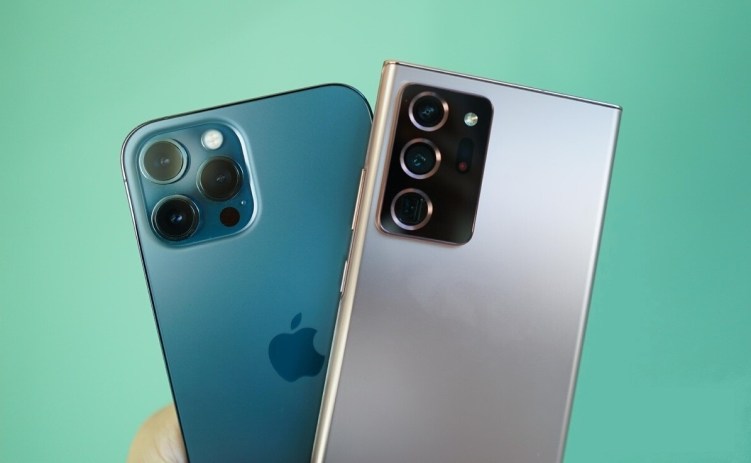 Note-20-Ultra-vs-iPhone-12-Pro-Max-Smartphonegreece