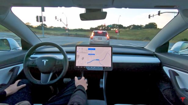 Tesla-'Full-Self-Driving-Smartphonegreece
