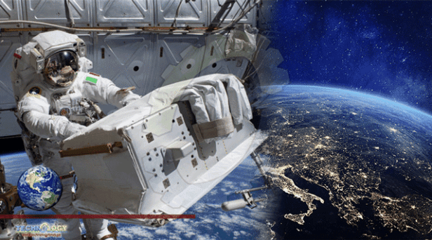 NASA-Astronauts-Spacewalk-Smartphonegreece (1)
