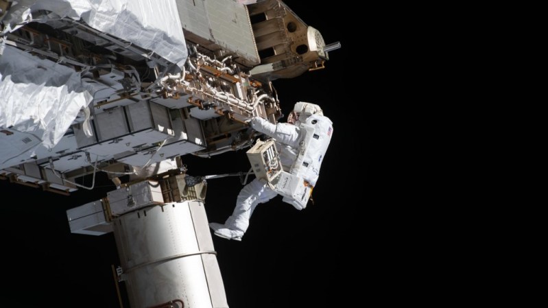 NASA-Astronauts-Spacewalk-Smartphonegreece (2)