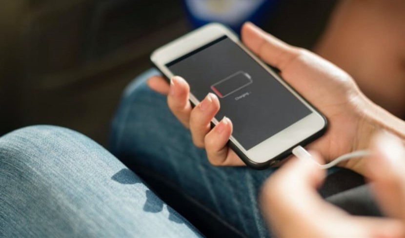 iphone-charging-Smartphonegreece