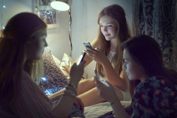 screen-addiction-Smartphonegreece