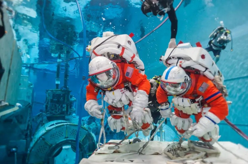 astronauts-preparing-Smartphonegreece