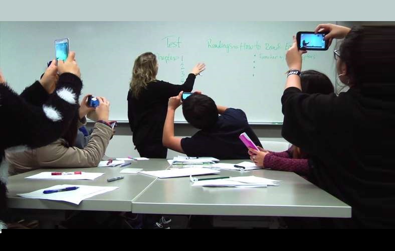 smartphones-classroom-Smartphonegreece