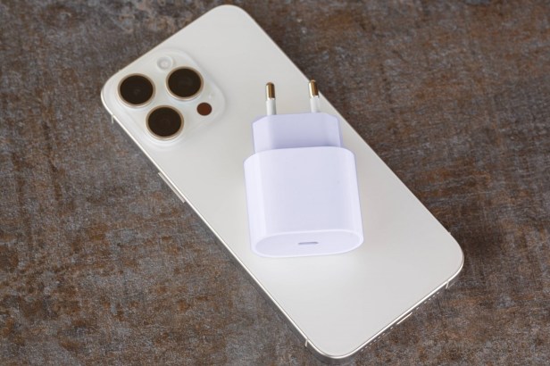 iPhone-15-Battery-Smartphonegreece