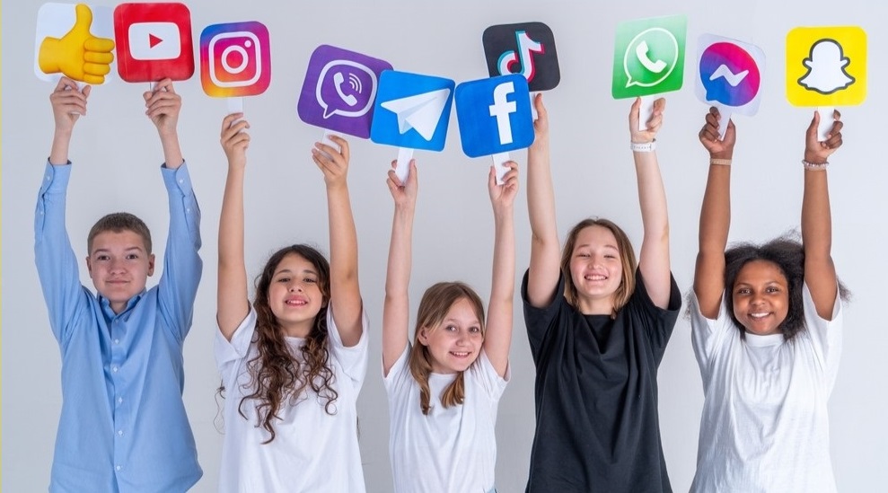 social-media-kids-Smartphonegreece